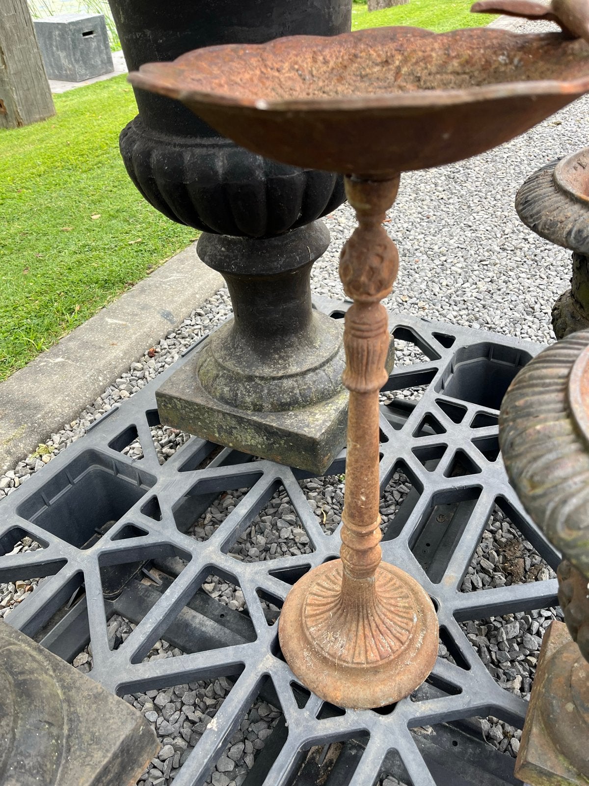 Bloempot Tuinvaas Antieke gietijzeren vogelbad en urnen set, Tuin en Terras, Ophalen, Gebruikt