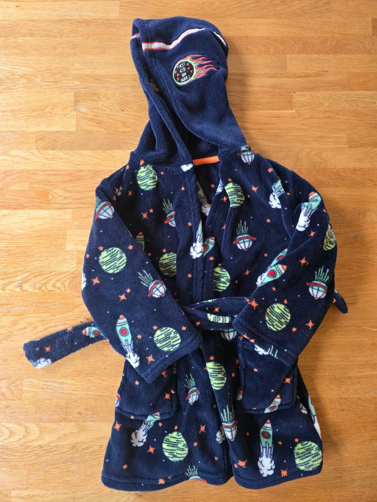Fleece badjas met ruimteprint - TISMA - Maat 98/104, Nacht- of Onderkleding, Gebruikt, Jongen of Meisje, Ophalen of Verzenden