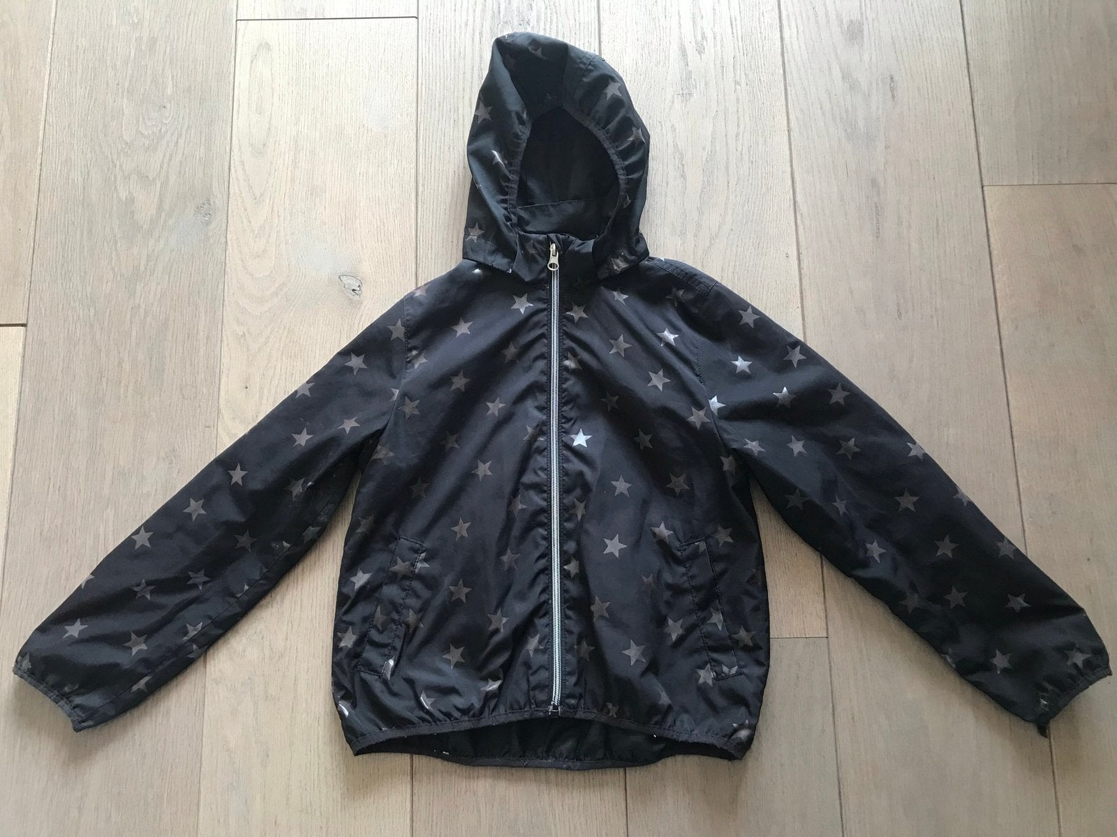 Jas/zomerjas zwart met sterren H&M maat 140, Kinderen en Baby's, Ophalen of Verzenden, Zo goed als nieuw, Meisje, Jas