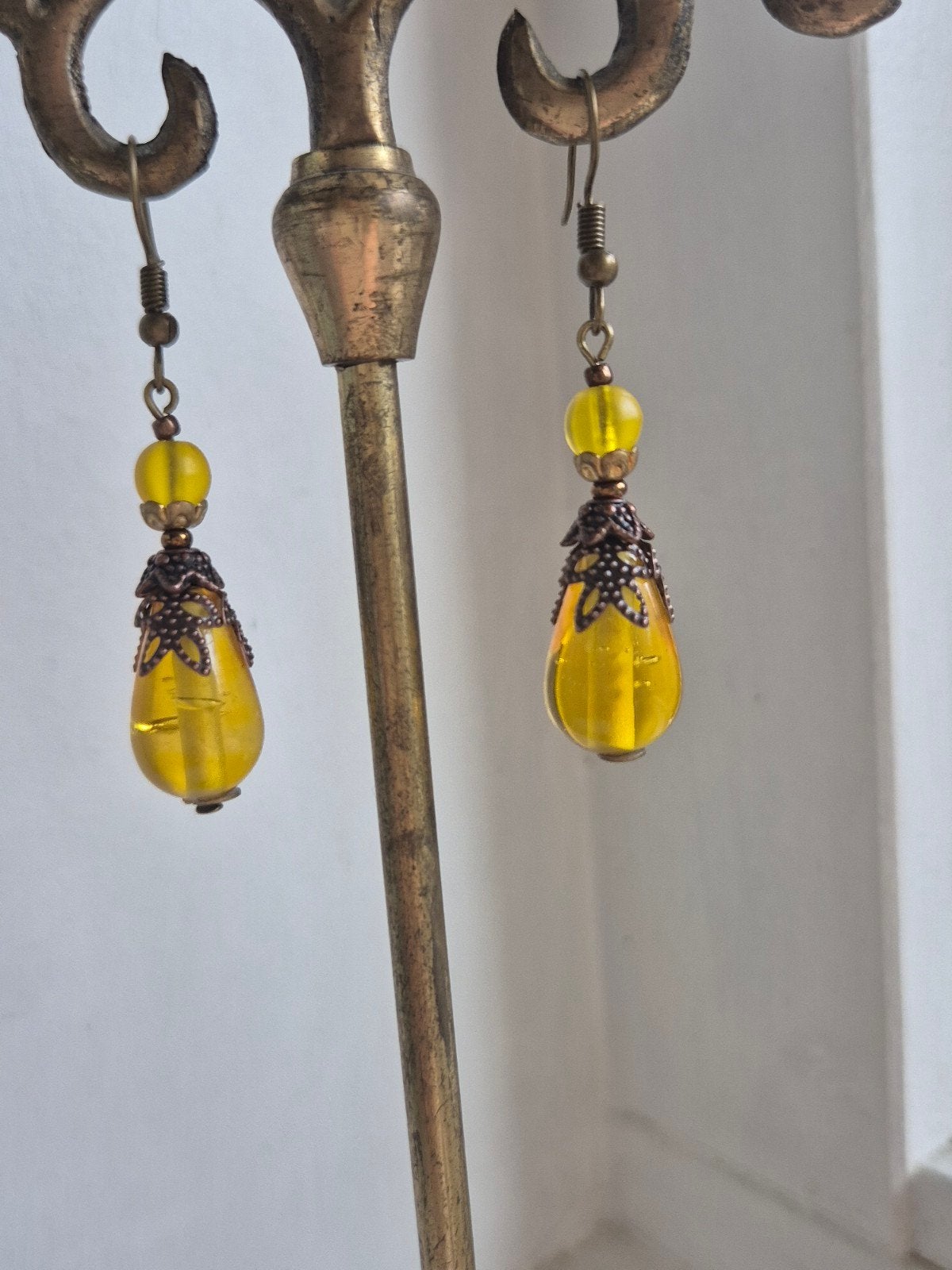 Gele hangers van glaskralen, Sieraden, Tassen en Uiterlijk, Oorbellen, Hangers, Geel, Nieuw, Ophalen of Verzenden