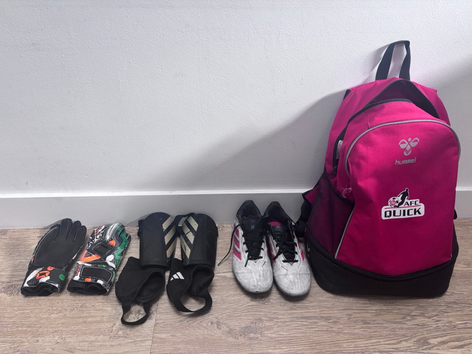 Voetbaltas en diversen ASV Quick Amersfoort, Sport en Fitness, Ophalen, Zo goed als nieuw, Handschoenen, Maat S