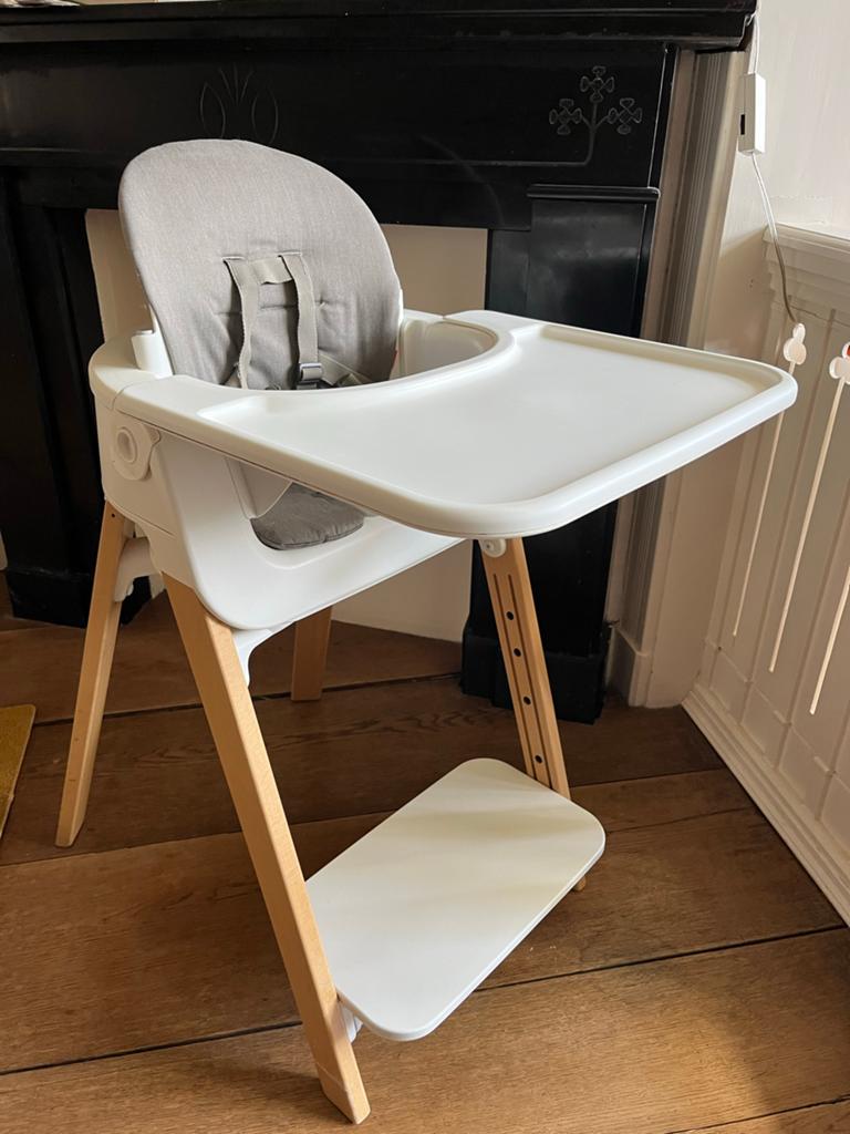 Stokke Steps kinderstoel met baby set en eetblad, Ophalen, Zo goed als nieuw, Meegroeistoel, Gordel(s)