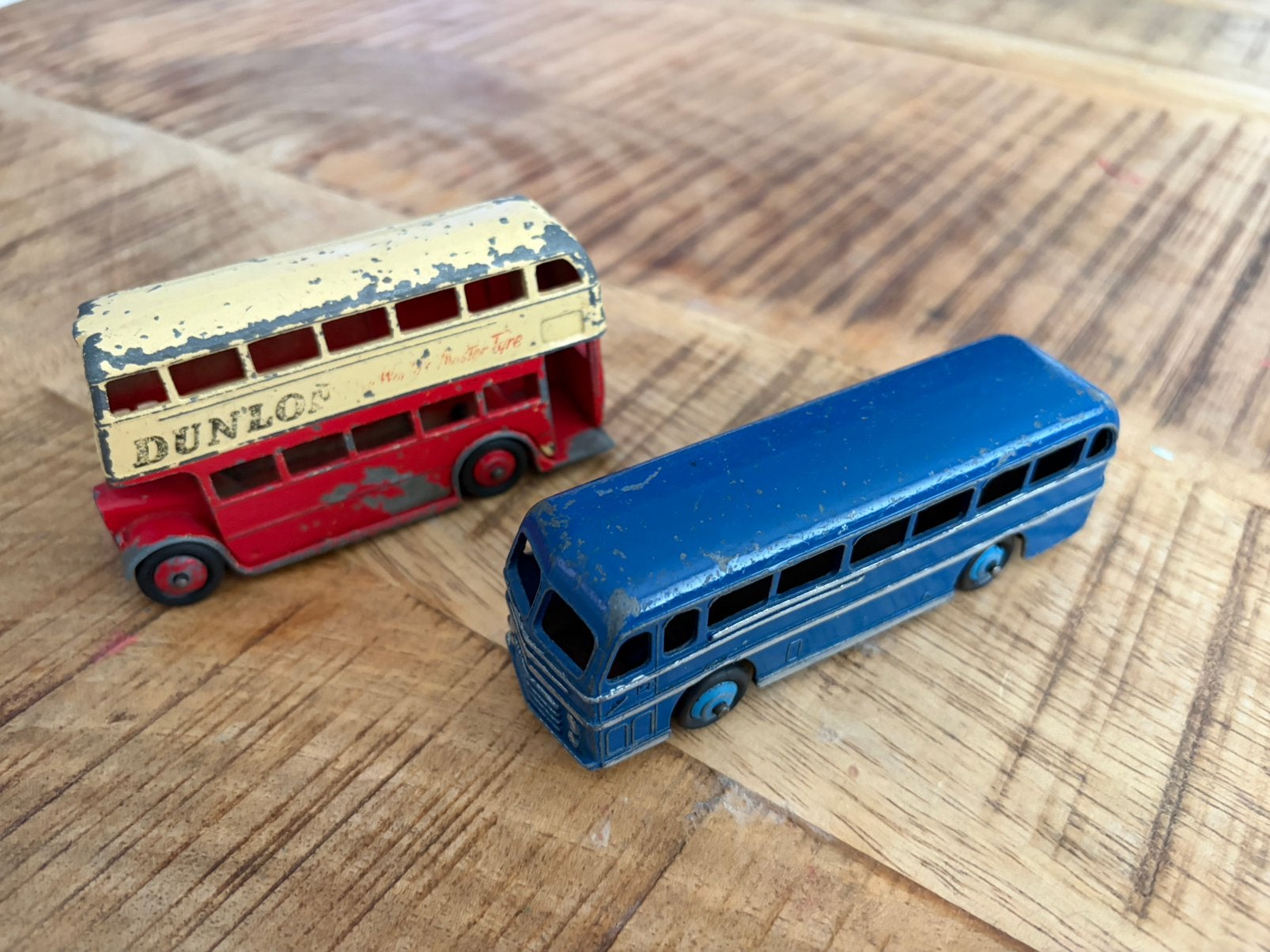 2x Dinky Toys bussen. Engelse Dubbeldekker + Leyland Tiger, Ophalen of Verzenden, Gebruikt, Bus of Vrachtwagen, Dinky Toys