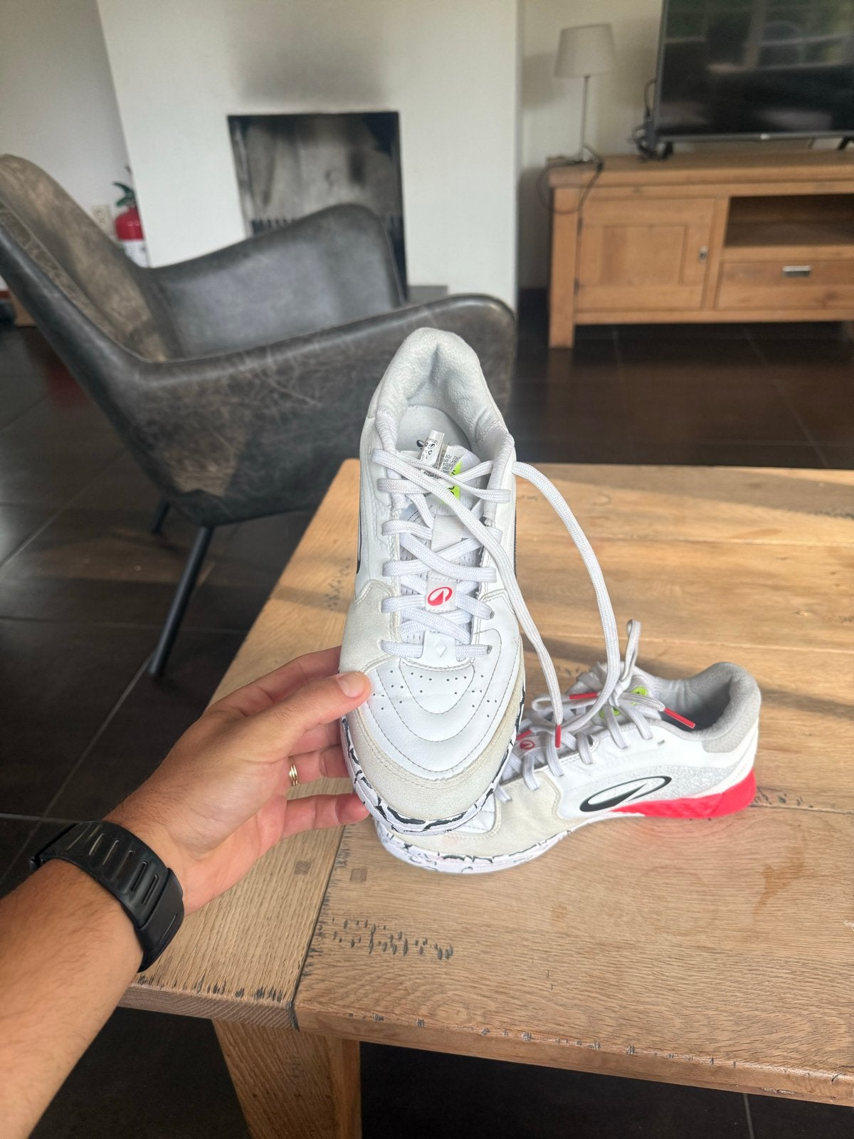 Witte sportschoenen met rode accenten, 40,5, Kleding | Heren, Ophalen of Verzenden, Gedragen, Wit, Sneakers of Gympen