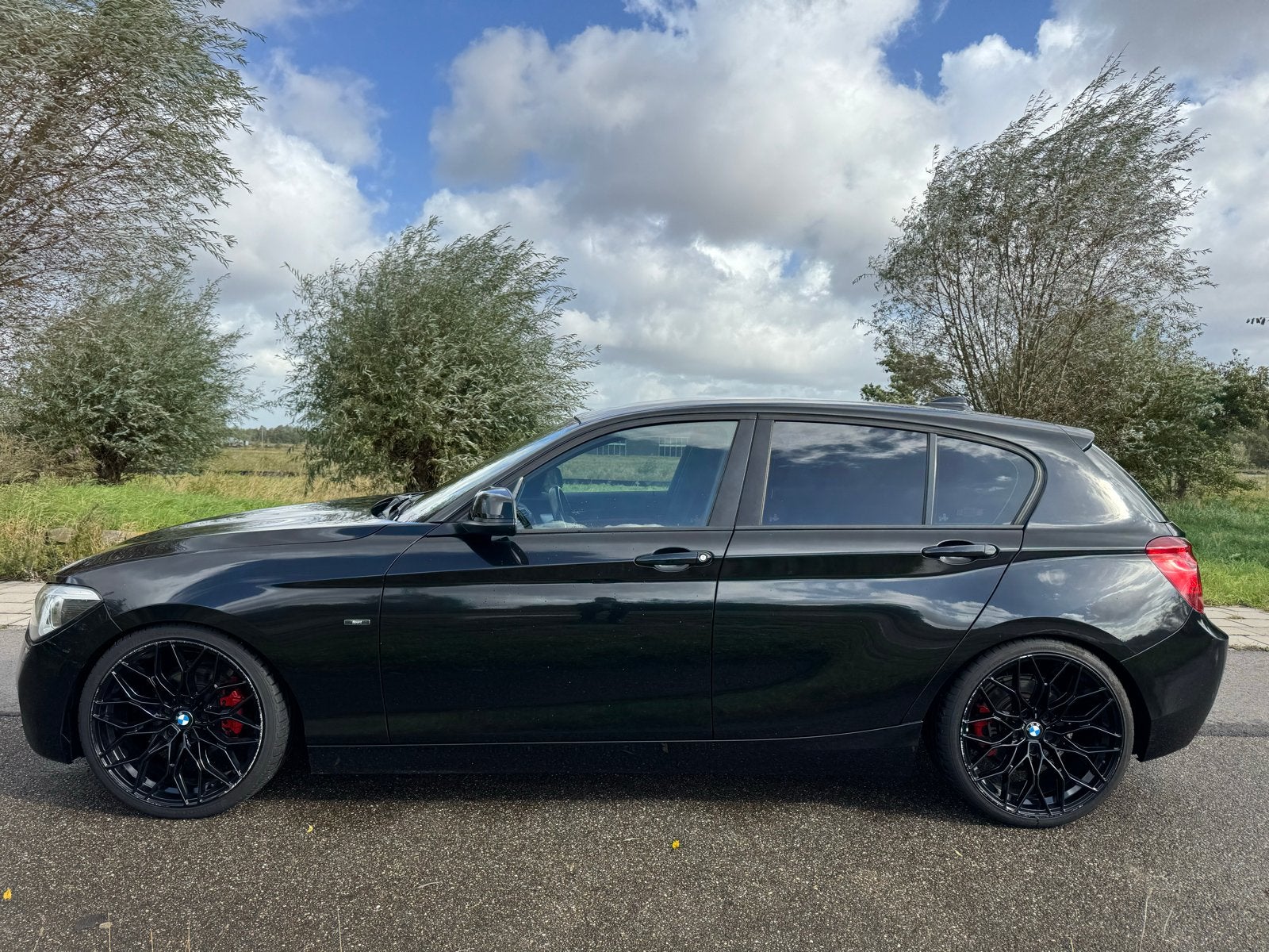 BMW 1-serie 114i Upgrade editi5-DR|M-Pak|Leer|Xenon|Keyles, Auto's, 1-Serie, Achterwielaandrijving, 4 cilinders, Zwart