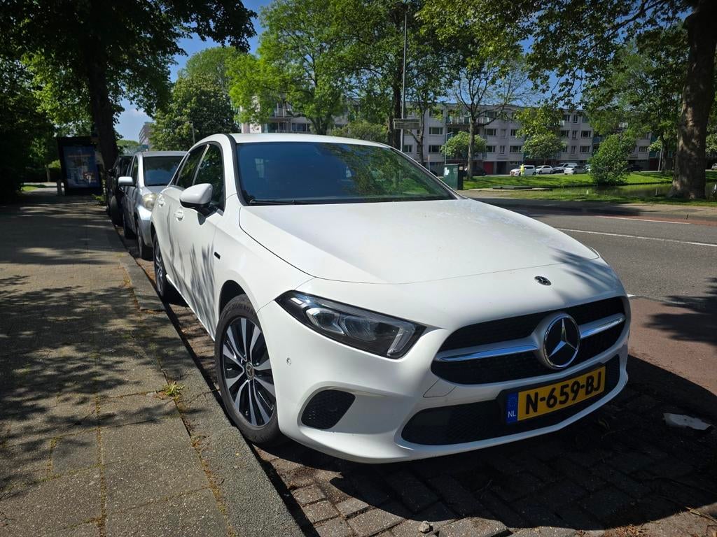 Mercedes-Benz A-Klasse A 250 e 218pk 8G-DCT 2020 Wit, Auto's, Mercedes-Benz, Stof, Zwart, 160 pk, Wit