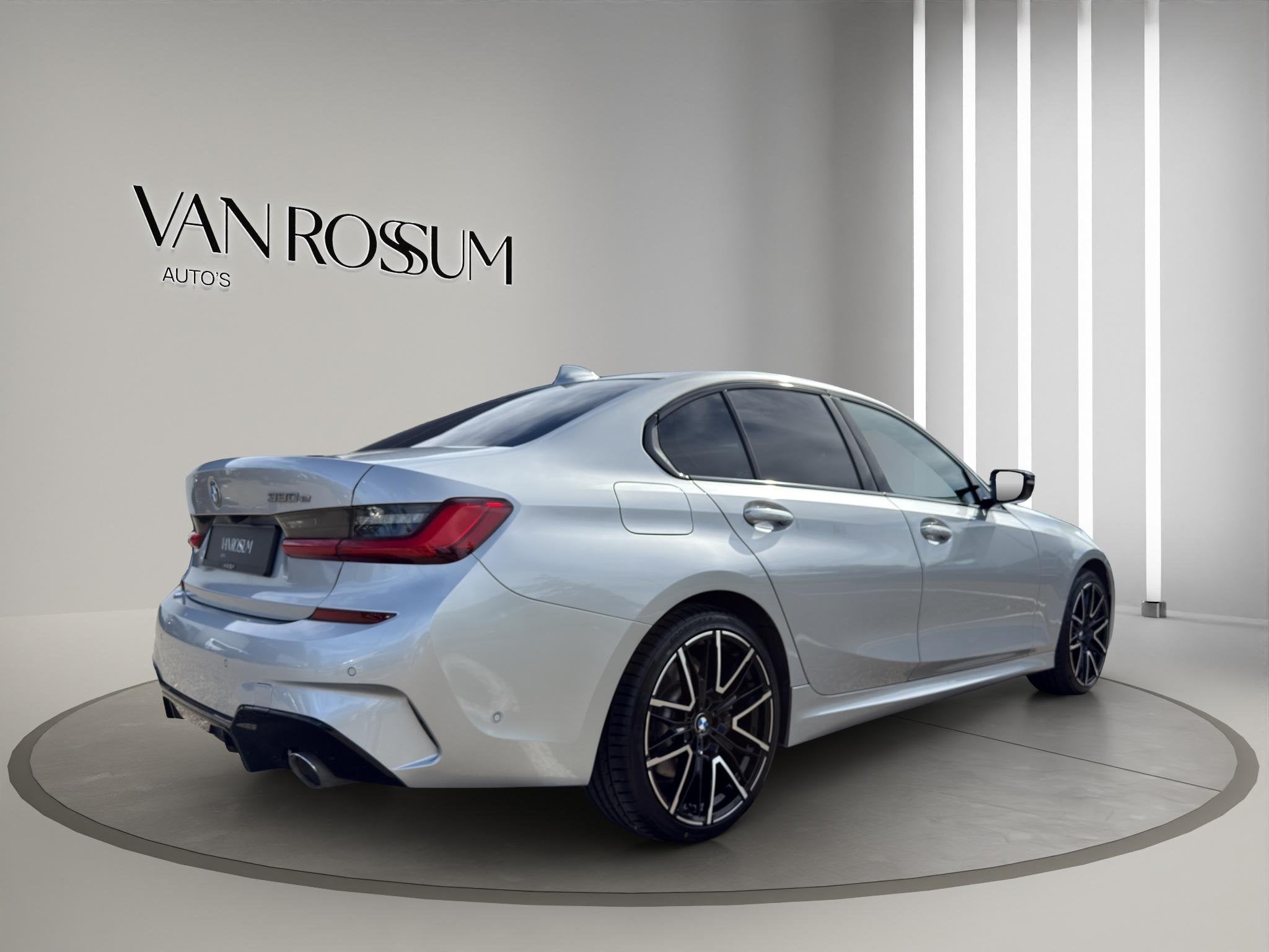BMW 3-serie 330e M-Sport | Leer | Camera | Led | 19"|, Auto's, BMW, 1998 cc, Gebruikt, Bedrijf, Grijs