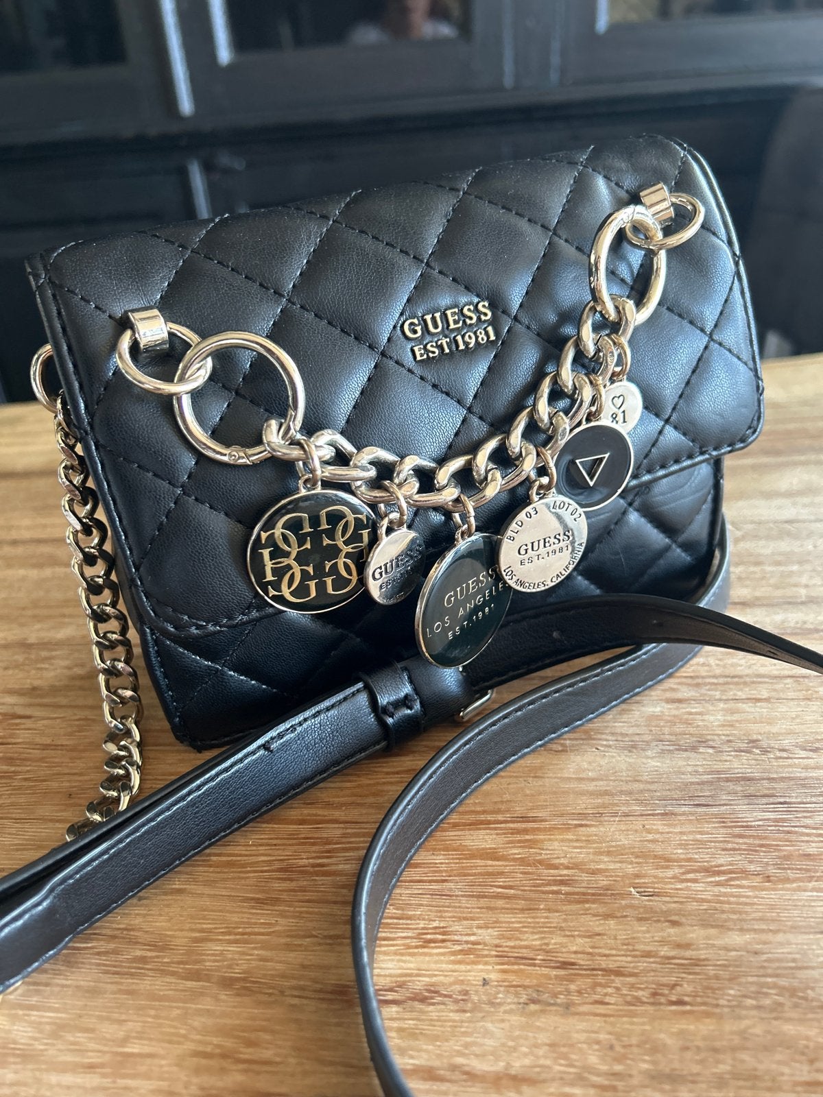 Guess schoudertasje zwart met gouden details, Ophalen of Verzenden, Zo goed als nieuw, Zwart, Schoudertasje