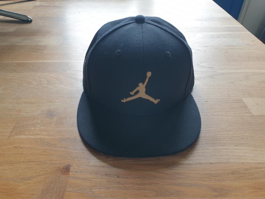 Jordan Pro jumpman pet black/metallic gold, Kleding | Heren, Hoeden en Petten, Ophalen of Verzenden, Nieuw