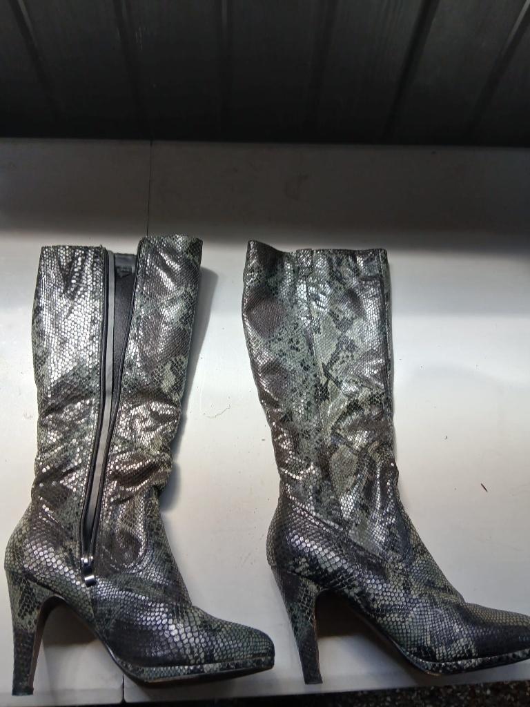 laarzen met slangenprint, Kleding | Dames, Schoenen, Hoge laarzen, Ophalen of Verzenden, Zo goed als nieuw, Grijs