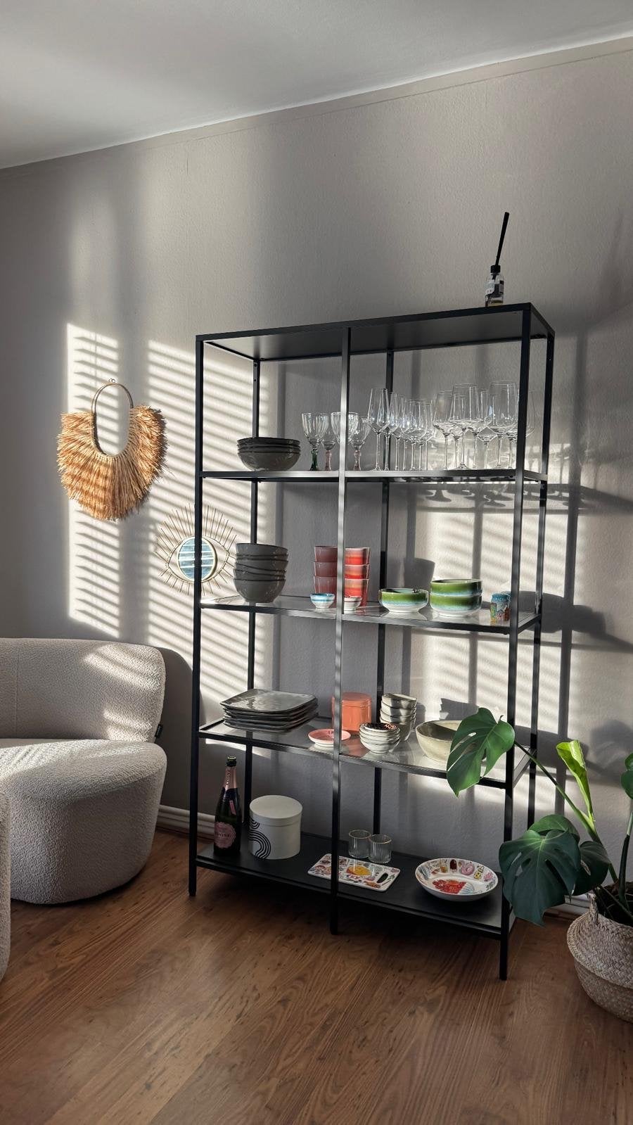 IKEA VITTSJÖ Stellingkast zwartbruin/glas 100x175 cm, Huis en Inrichting, Ophalen, Zo goed als nieuw