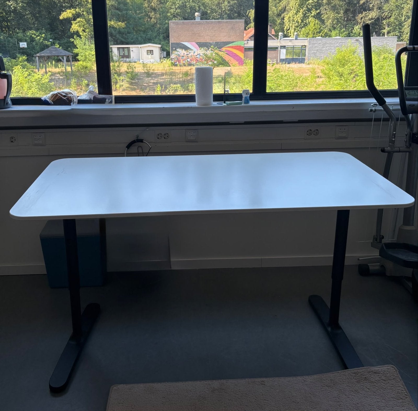 IKEA Bekant bureau - wit, in hoogte verstelbaar, Ophalen, Zit-sta bureau, Spaanplaat of MDF, In hoogte verstelbaar