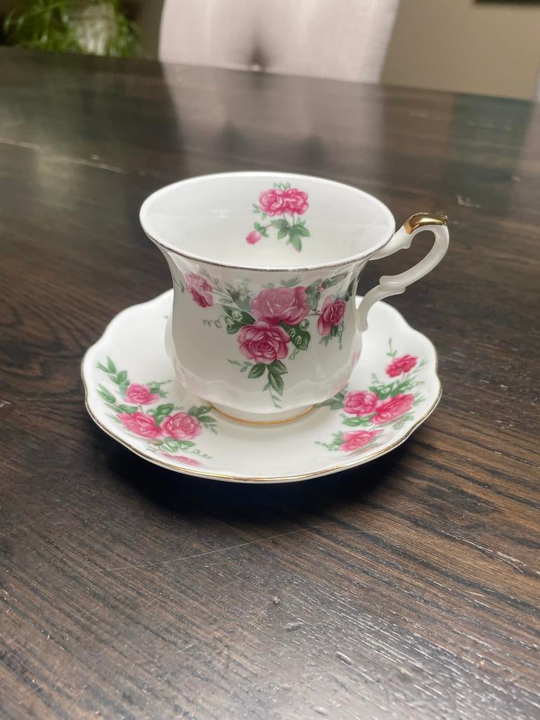 Royal Ascot "Red Rose" kop en schotel, Antiek en Kunst, Antiek | Servies los, Ophalen of Verzenden
