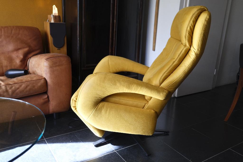 Moderne relax-stoel | warm geel | sta-op-functie | garantie, Ophalen, 75 tot 100 cm, Zo goed als nieuw, Modern
