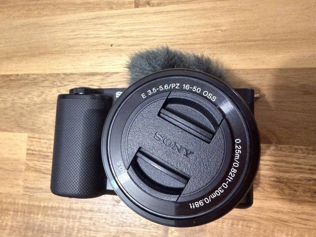 Foto 8 van Sony ZV-E10 Vlogcamera met 16-50mm lens en accu adapter