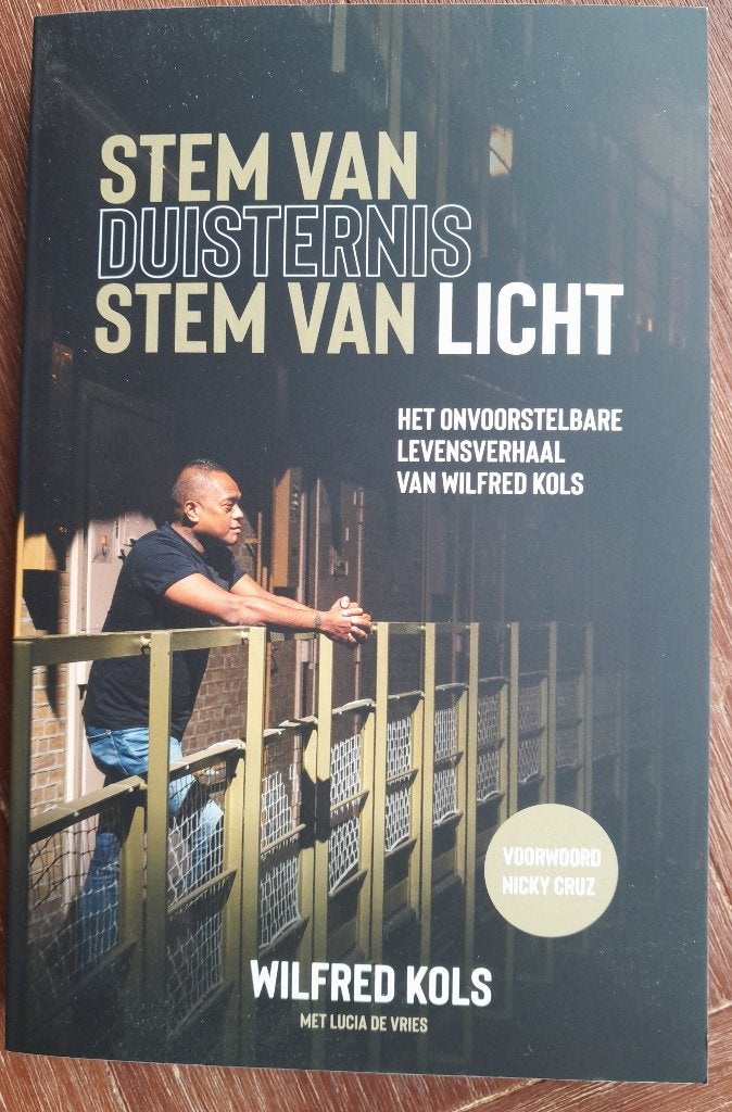 Stem van duisternis stem van licht door Wilfred Kols, Boeken, Wilfred Kols met Lucia de Vries, Ophalen of Verzenden, Zo goed als nieuw