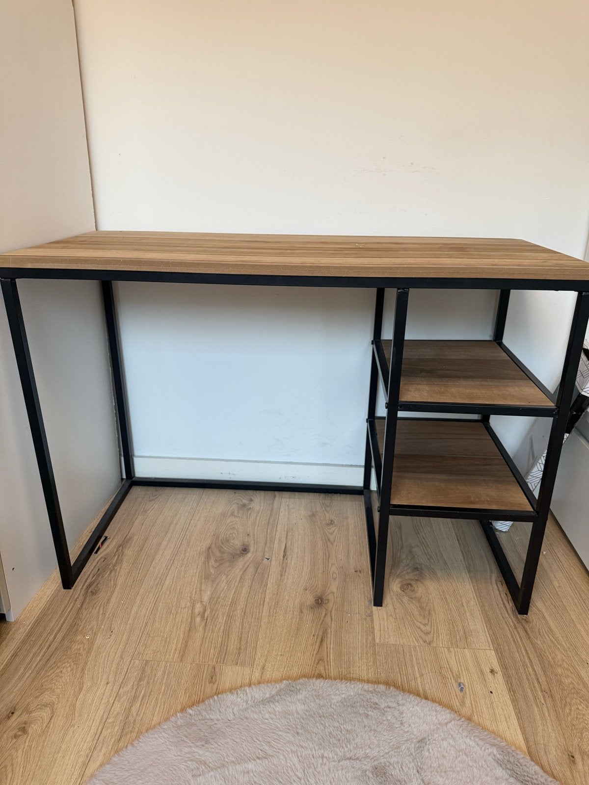 Houtkleurig bureau met opbergruimte - kleine vlek, Huis en Inrichting, Bureaus, Ophalen, Opbergruimte, Gebruikt, Hout