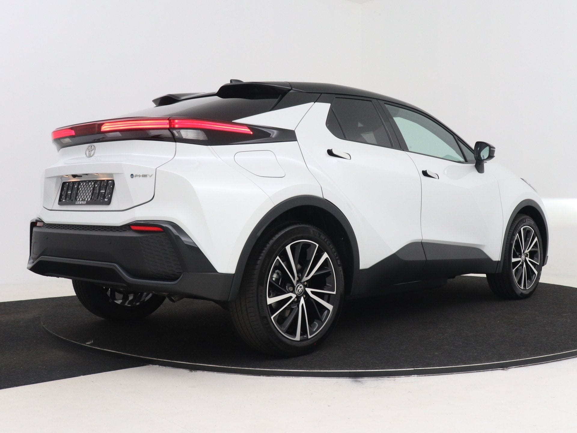 Toyota C-HR 2.0 Plug-in Hybrid 220 Executive (bj 2026), 12 maanden, Zwart, 4 cilinders, Leder en Stof