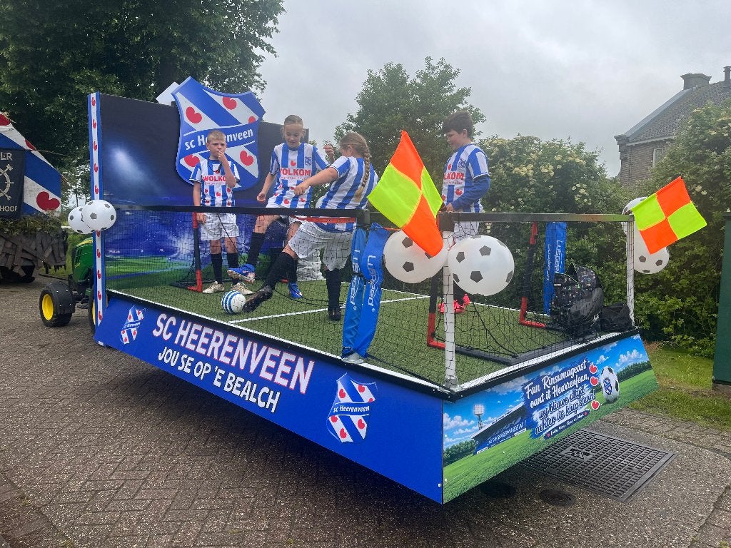Te huur versierde wagen SC Heerenveen, Hobby en Vrije tijd, Feestartikelen | Verhuur, Ophalen, Zo goed als nieuw, Carnaval