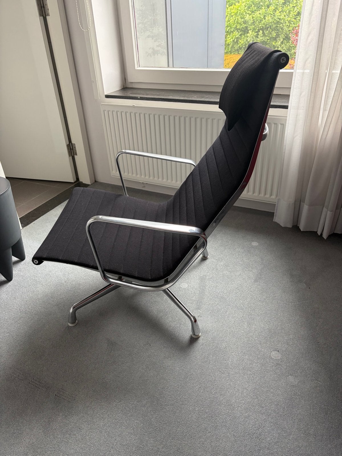 Vitra EA 124 Lounge Chair - Zwart en hocker EA 125, Gebruikt, Zwart, Ophalen of Verzenden, Eén