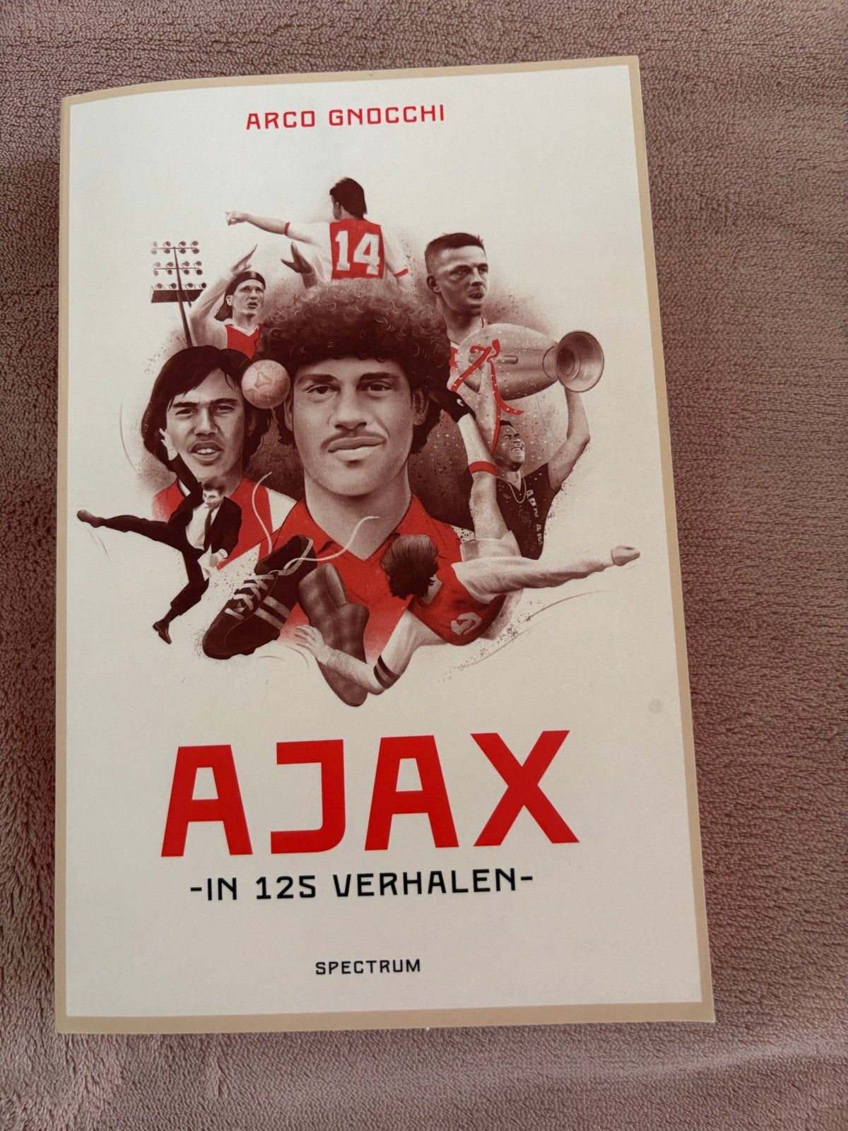 Ajax - In 125 Verhalen door Arco Gnocchi, Ophalen of Verzenden, Zo goed als nieuw, Balsport