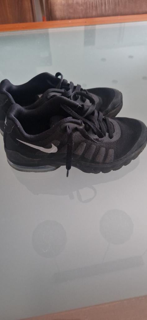 Zwarte Nike kinderschoenen maat 35,5 - Zo goed als nieuw, Ophalen of Verzenden, Zo goed als nieuw, Nike, Jongen of Meisje