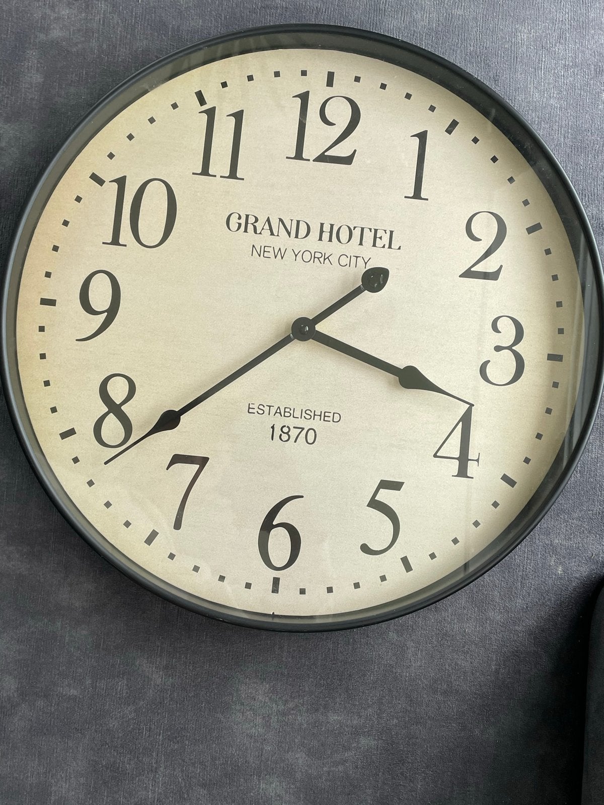 Grote wandklok 'Grand Hotel New York City' - Vintage stijl, Antiek en Kunst, Ophalen of Verzenden