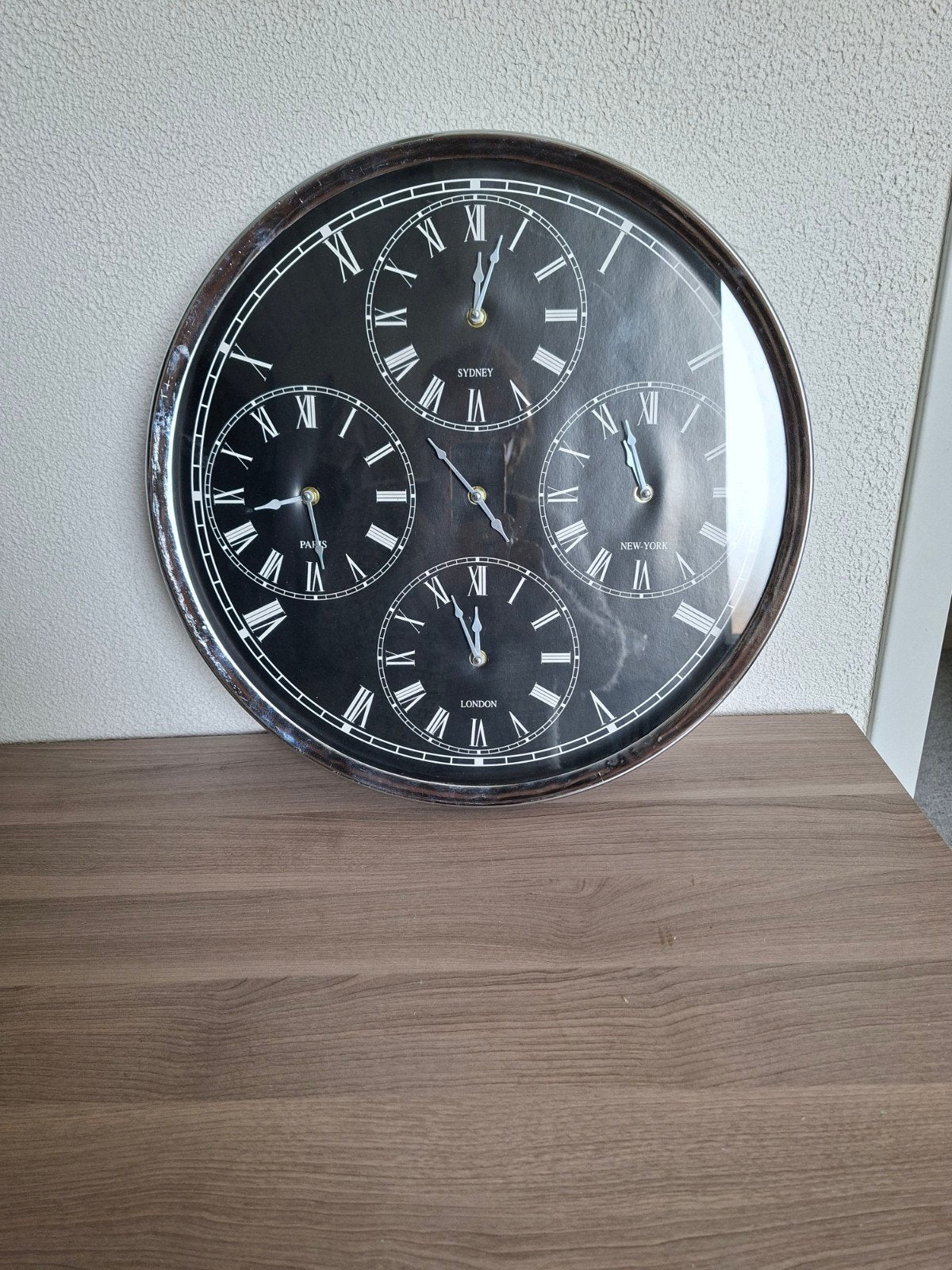 Grote wandklok 50 cm met wereldtijden, Ophalen, Gebruikt, Wandklok