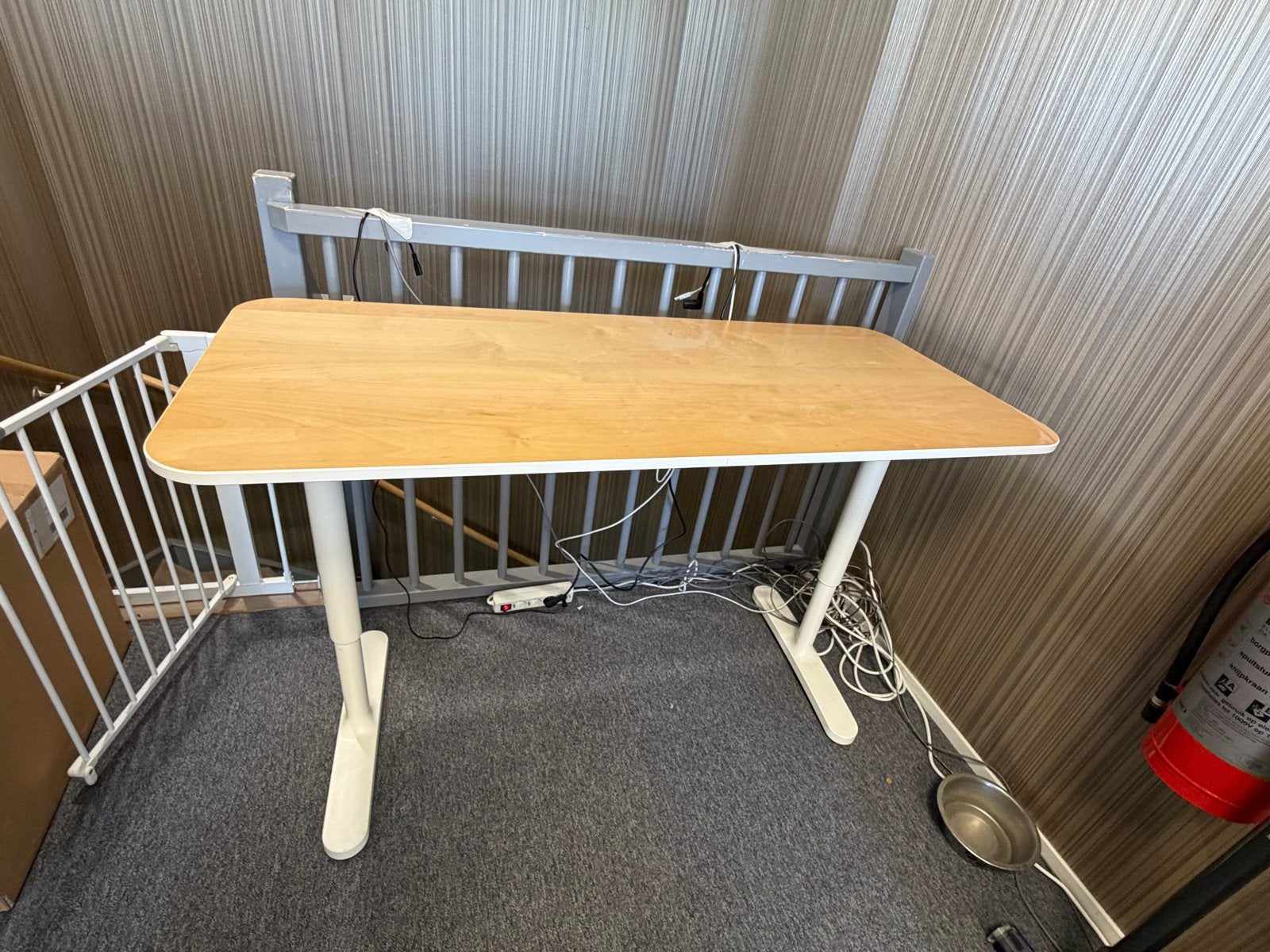 IKEA Bekant bureau 140x60cm - Modern en functioneel, Huis en Inrichting, Ophalen, Gebruikt, Hout, IKEA