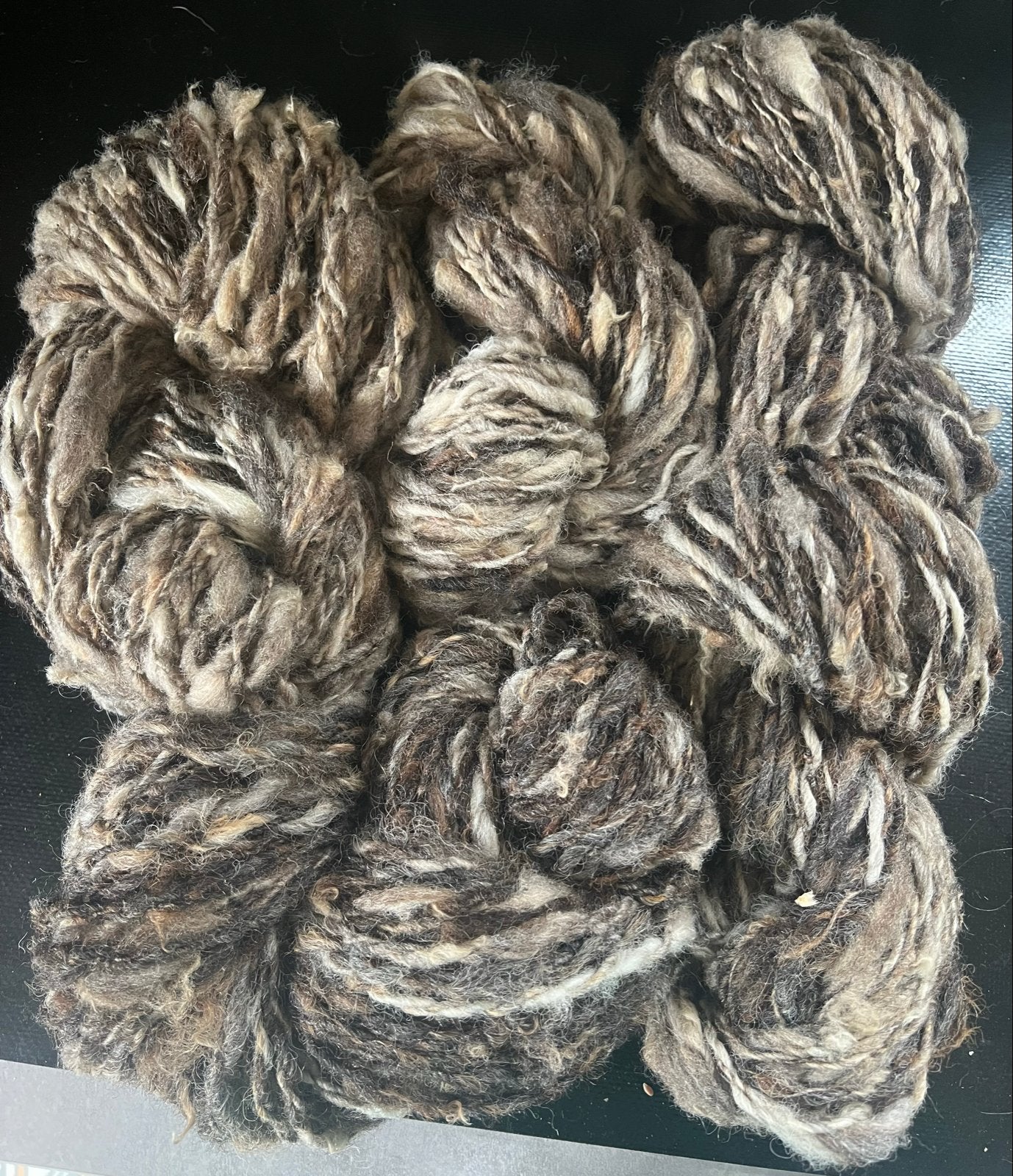 Handgesponnen wol, 650 gram, natuurlijke kleuren, isolerend, Hobby en Vrije tijd, Breien en Haken, Ophalen of Verzenden, Nieuw