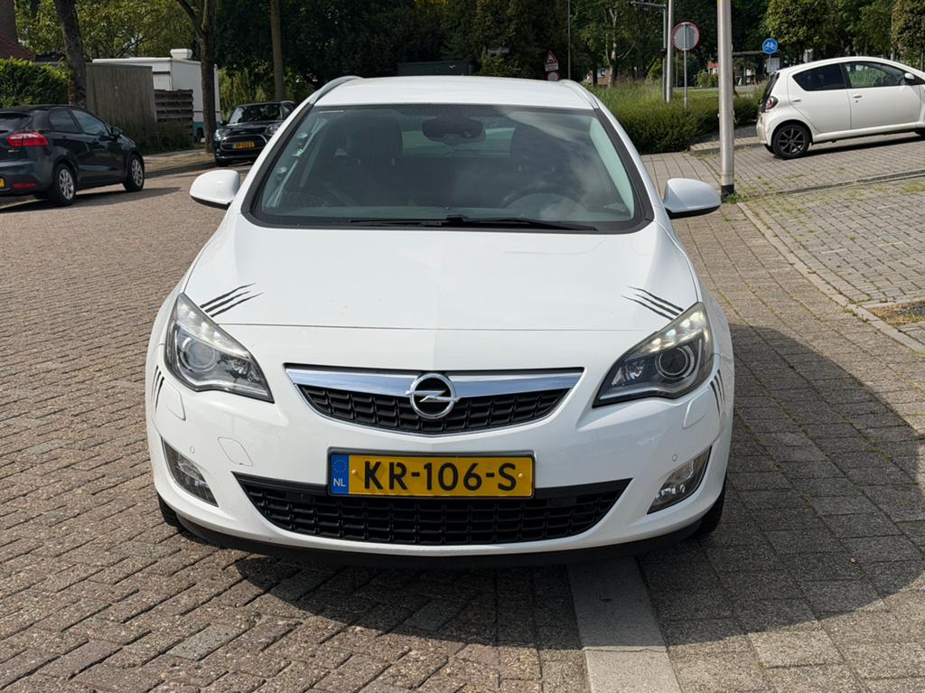 Opel Astra 1.6 Turbo Sports Tourer AUT 2011 Wit, Auto's, 730 kg, 4 cilinders, 179 pk, Wit