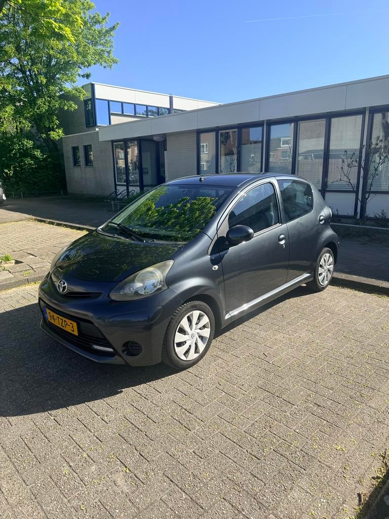 Toyota Aygo 1.0 12V Vvt-i 5DRS 2012 Grijs, Auto's, Toyota, Voorwielaandrijving, 4 stoelen, Origineel Nederlands, Handgeschakeld