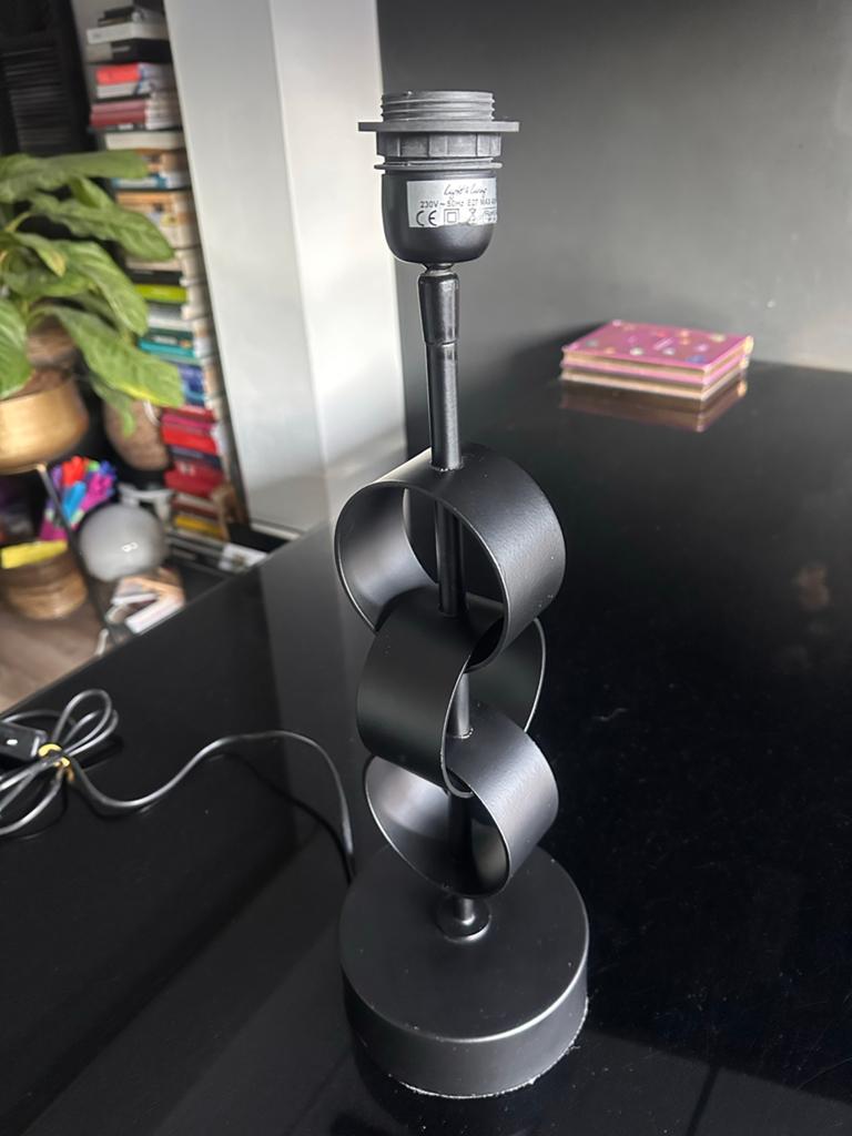 Zwarte metalen lampenvoet met uniek design, Huis en Inrichting, Lampen | Tafellampen, Ophalen, Zo goed als nieuw, Metaal, Minder dan 50 cm