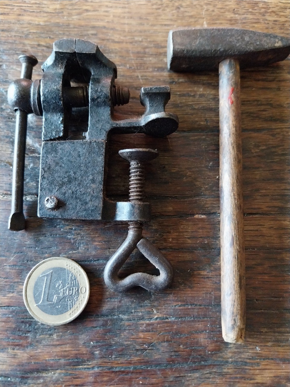 Antieke mini bankschroef met klem en hamer- gietijzer, Ophalen of Verzenden
