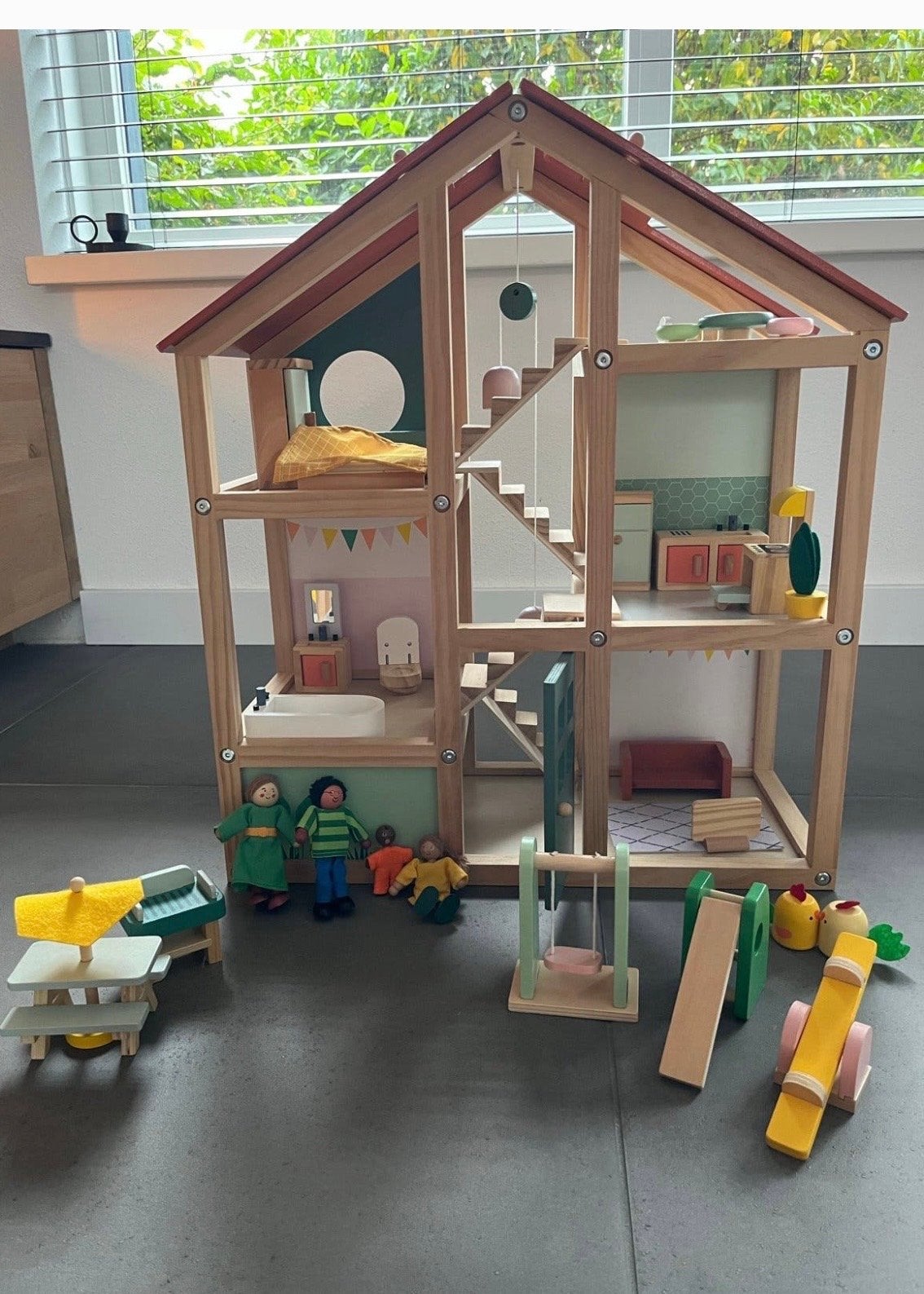Groot houten poppenhuis Hema met meubels en poppen, Kinderen en Baby's, Ophalen, Zo goed als nieuw, Poppenhuis