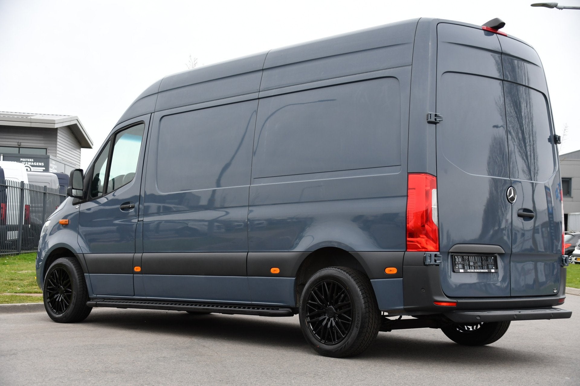 Foto 3 van Mercedes-Benz Sprinter 315 1.9 CDI L2H2 AMG Edition Adaptiev
