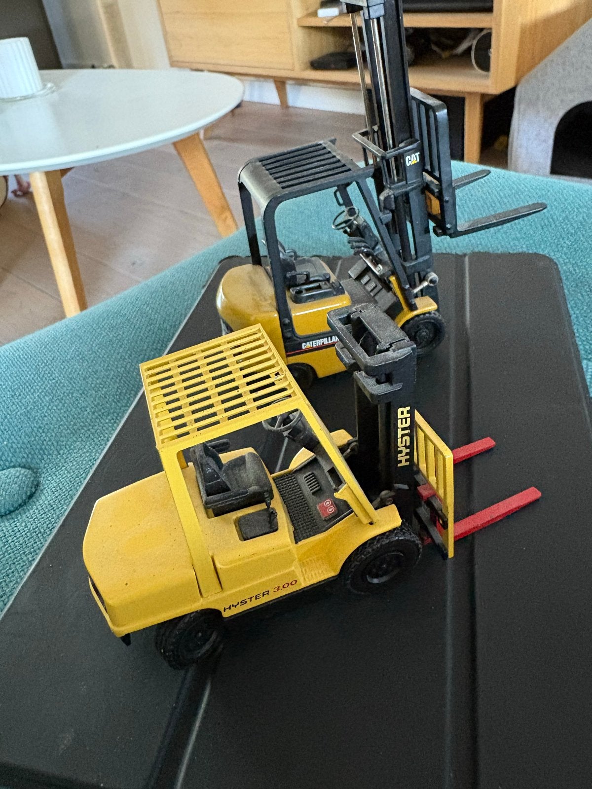 Set van 2 Heftruck Miniaturen: Hyster 3.00 & CAT, Ophalen of Verzenden, Zo goed als nieuw, Overige typen, Overige merken