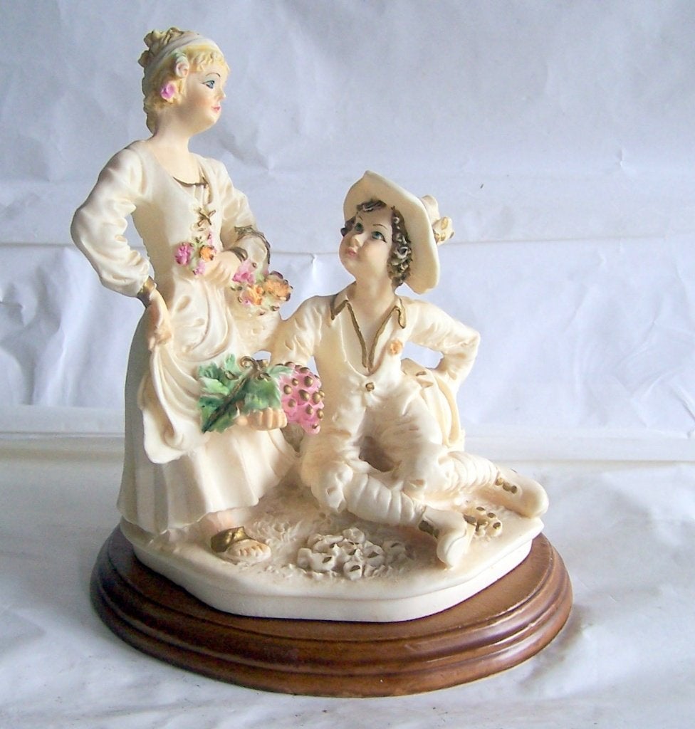 Vintage Keramieken Beeldje: Dame en Jongen met Druiven., Ophalen of Verzenden