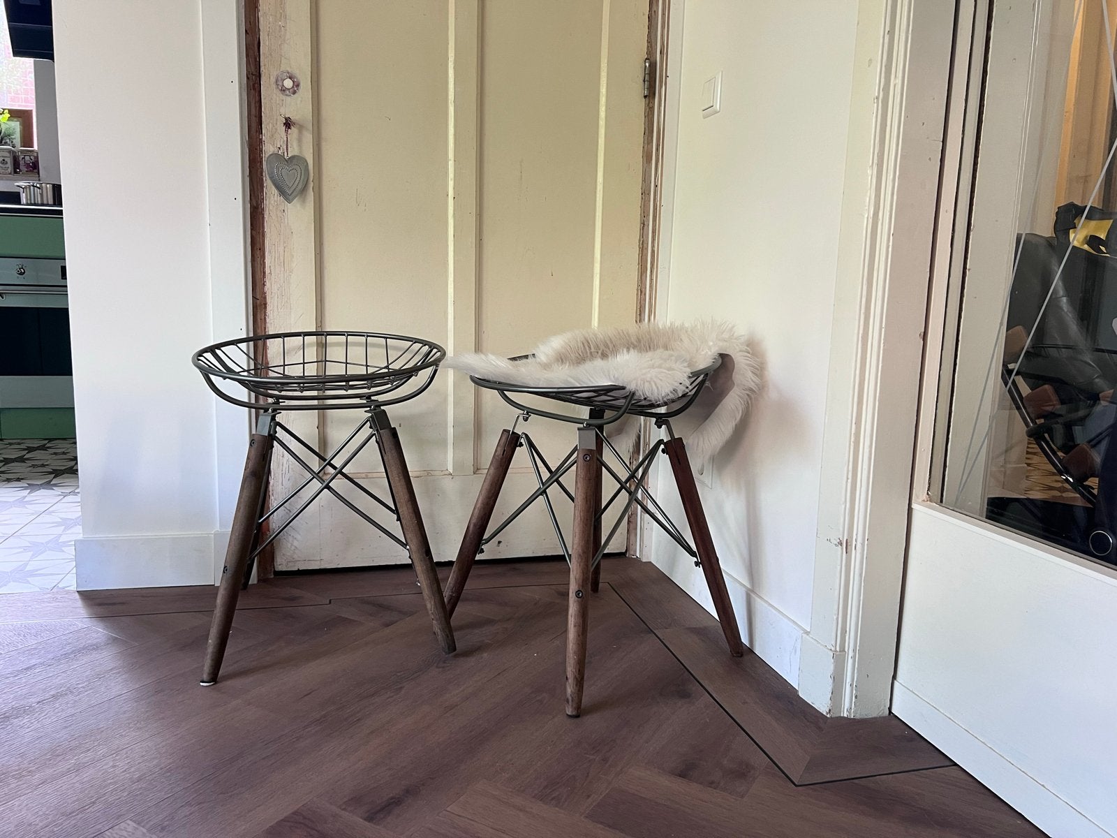 Set van 2 industriële krukken met houten poten, Huis en Inrichting, Stoelen, Ophalen, Gebruikt, Twee, Zwart