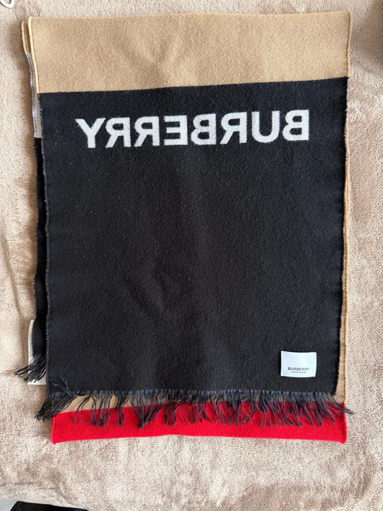 Burberry Sjaal - Zwart, Beige, Rood met Logo, Ophalen of Verzenden, Zo goed als nieuw, Overige maten, Sjaal