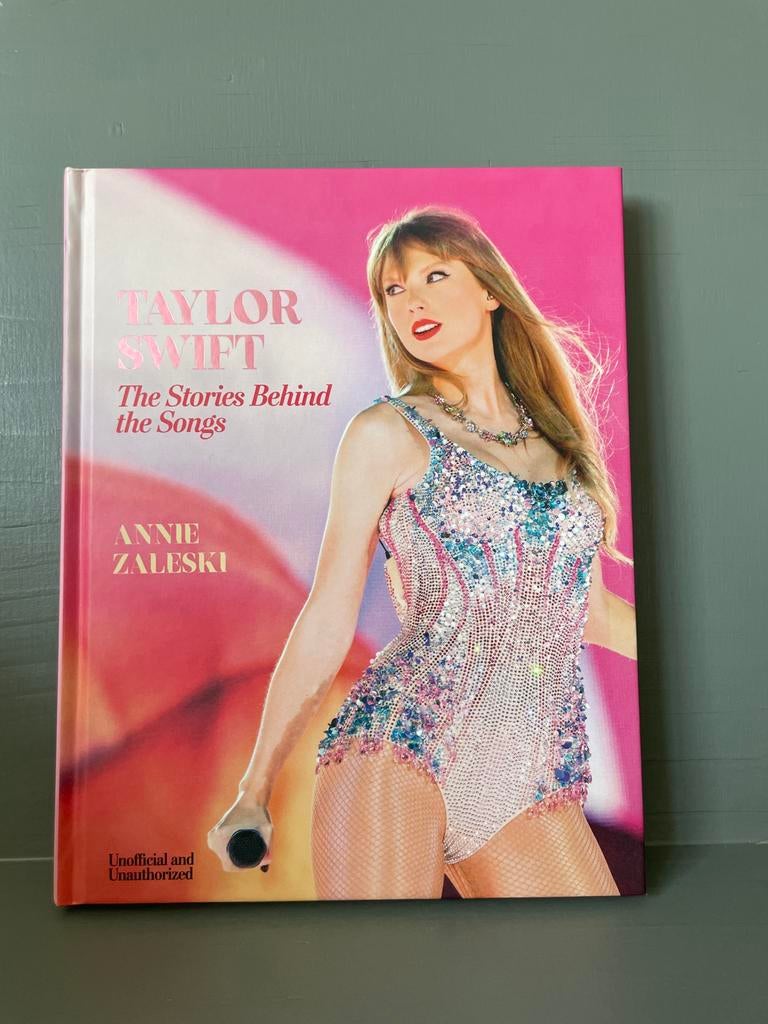 Taylor Swift: The Stories Behind the Songs - Nieuw boek, Boeken, Tijdschriften en Kranten, Ophalen of Verzenden, Nieuw, Muziek, Film of Tv