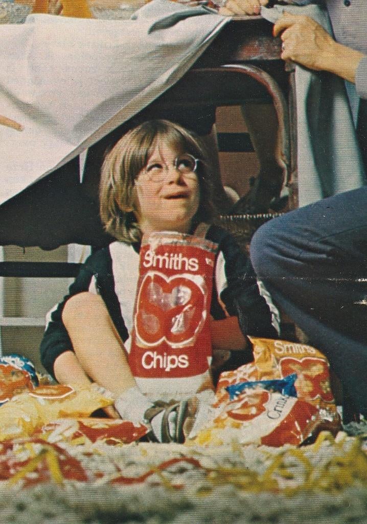Retro reclame 1971 Smiths chips jongetje onder de tafel, Verzamelen, Retro, Verzenden, Overige typen