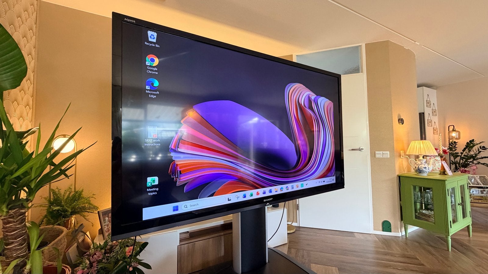 Foto 3 van Sharp Aquos 80 inch Full HD TV met presentatievoet