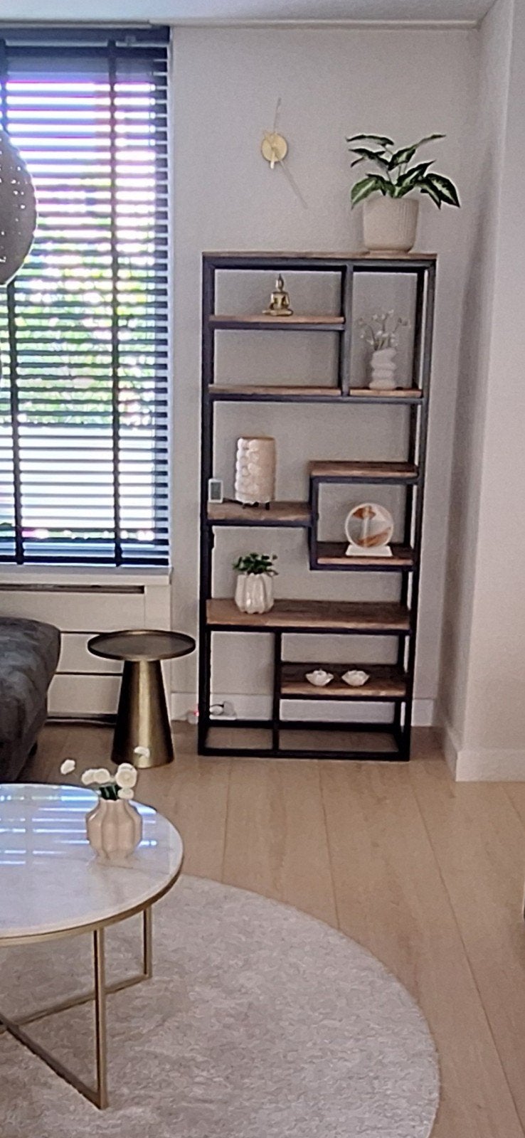 Zwarte vakkenkast met mangohouten planken, Met plank(en), Gebruikt, Industrieel, Modern, 50 tot 100 cm