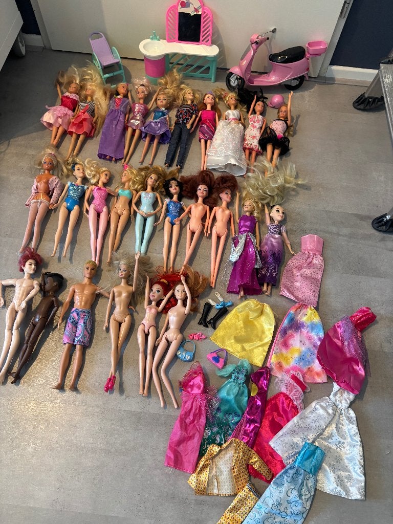26x barbie man en vrouw met veel kleding erbij, Ophalen of Verzenden, Zo goed als nieuw, Barbie