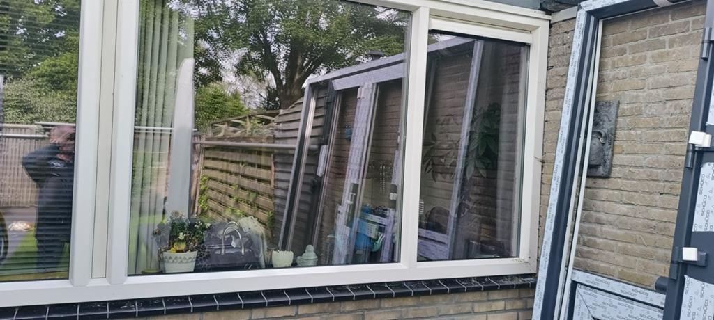 Kunststof kozijn RAL 9001 met vast glas en roosters, Doe-het-zelf en Verbouw, Glas en Ramen, Ophalen of Verzenden