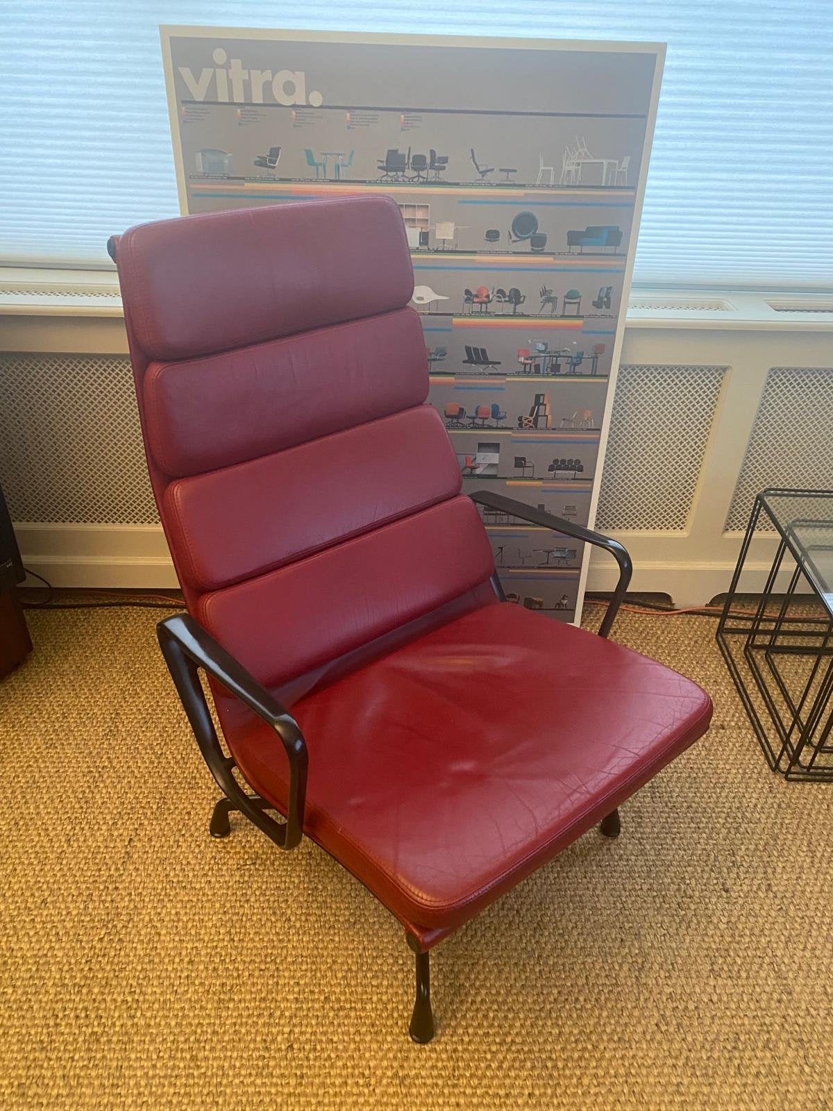 Vitra Eames EA 222 Soft Pad Lounge Chair – Bordeaux, Huis en Inrichting, Vitra, Mid century modern, Ophalen of Verzenden, Zo goed als nieuw