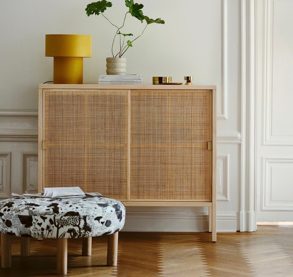 Ikea Stockholm 2025 kast met schuifdeuren (rotan/grenen), Huis en Inrichting, Ophalen, Zo goed als nieuw