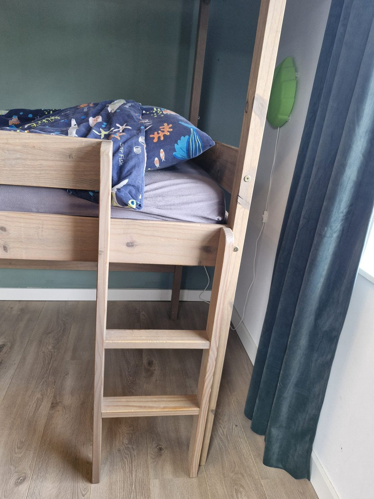 Kinderbed hoogslaper met dak van hout gemaakt, Ophalen, Zo goed als nieuw, Hoogslaper
