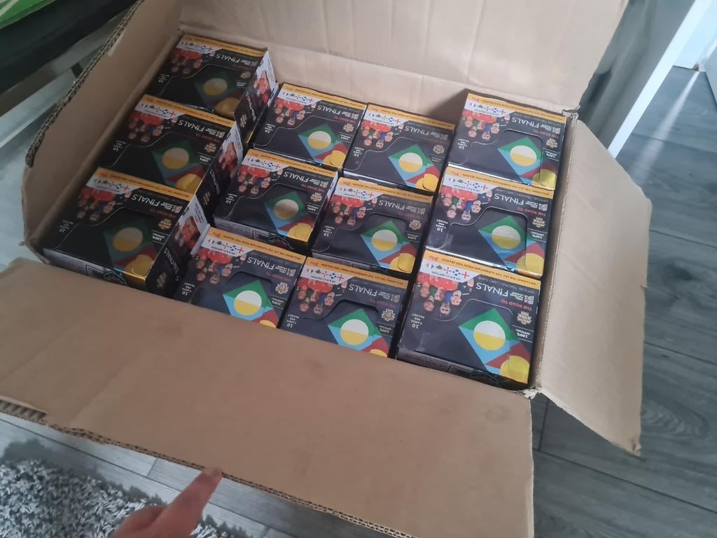 Topps Match Attax Nations League 2022-Complete Case 72 boxen, Ophalen of Verzenden, Nieuw, Sport, Speldje of Pin